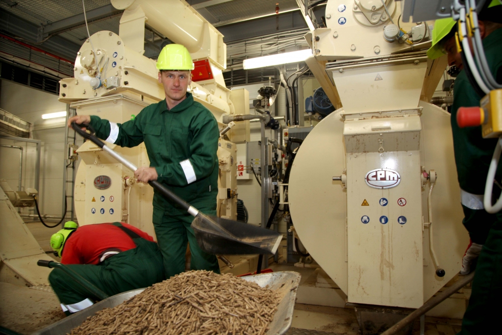 Ar Gulbenes novadā vēl neredzētu vērienu otrdien, 23.septembrī, svinīgi tika atklāta SIA “LatGran” kokskaidu granulu ražotne Daukstu pagastā. Ražošanas apjomu ziņā tā ir lielāka par šā paša uzņēmuma ražotni Jaunjelgavā un apmēram tikpat liela kā ražotnes Jēkabpilī un Krāslavā. Uzņēmums nodarbojas ar industriālo kokskaidu granulu ražošanu eksportam uz Dāniju, Nīderlandi, Beļģiju un Zviedriju.   
Autors: Gatis Bogdanovs
