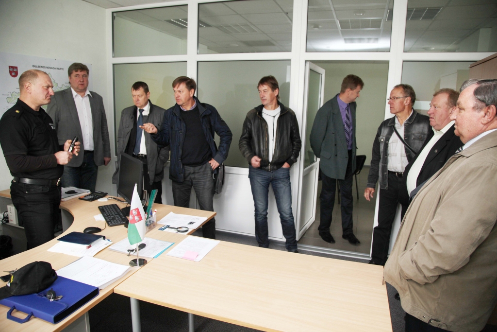 Pēc kārtējās novada domes sēdes deputāti devās apskatīt iekārtotās Gulbenes novada pašvaldības policijas telpas Rīgas ielā 65.
Autors: Gatis Bogdanovs