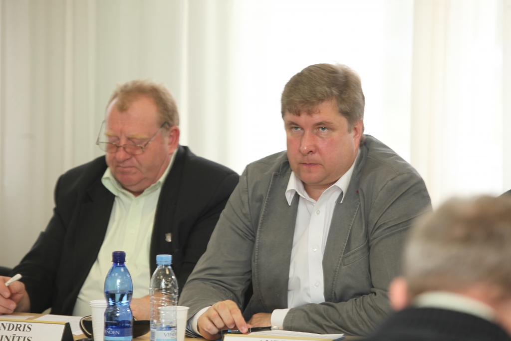 Pagaidām neskaidru iemeslu dēļ noticis “kašķis” starp partijas “Reģionu alianse” deputātiem Gulbenes novada domē. Ka ir sākusies šķelšanās, liek saprast deputāta Andra Vējiņa (no labās) oficiālais paziņojums, kas vakar izskanēja, sākoties kārtējai domes sēdei.  
Autors: Gatis Bogdanovs