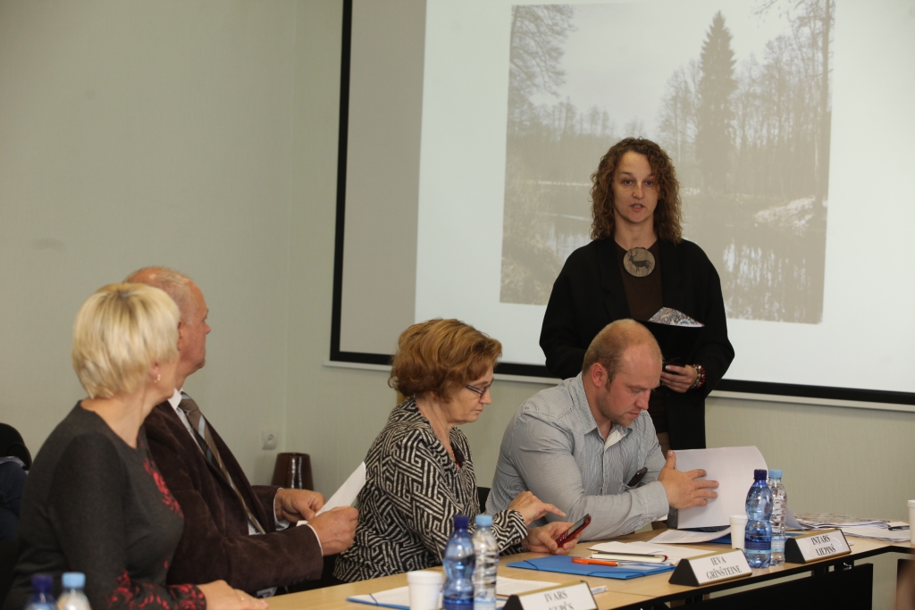 Saglabāt, atjaunot, pilnveidot - tie ir trīs vārdi, kas raksturo ainavu arhitektes Vinetas Radziņas (attēlā stāv) izstrādāto Emzes parka rekonstrukcijas projektu. Deputāti Sandra Daudziņa (no kreisās), Ivars Kupčs, Ieva Grīnšteine un Intars Liepiņš ar interesi klausījās projekta prezentāciju. 
Autors: Gatis Bogdanovs