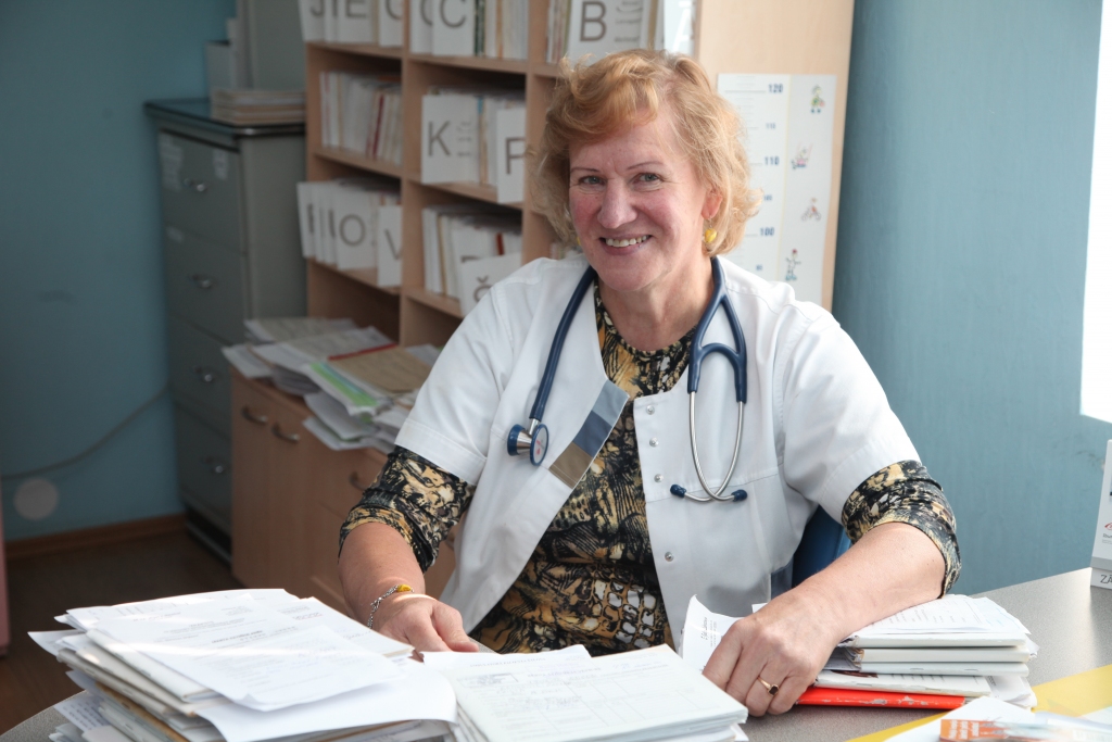 Vai šodien ģimenes ārstiem Latvijā ir jāstrādā tik ilgi, kamēr jau krīt no kājām? Rasma Melbikse tā nedomā. “Es kā ārste nevaru nodzīvot divus mūžus,” viņa uzsver un atzīst, ka sākusi domāt par došanos pelnītā atpūtā. 
Autors: Gatis Bogdanovs 