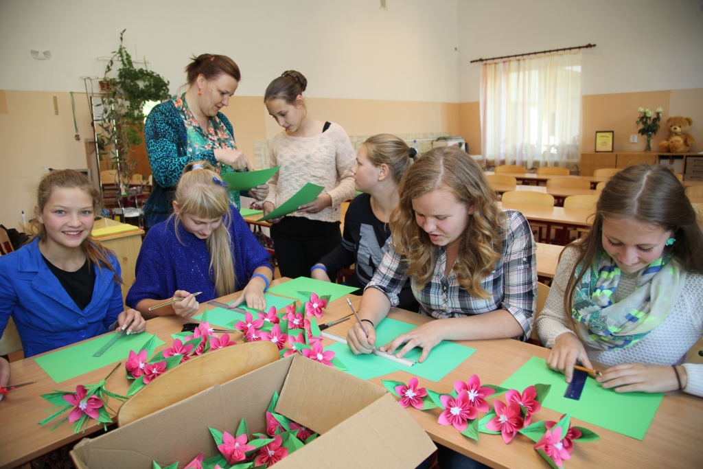Līdz 11.oktobrim, kad Gulbenes vidusskola svinēs 70 gadu jubileju, nav atlicis pārāk daudz laika, tāpēc pasākuma sagatavošanā aktīvi iesaistījusies visa skola. Top dāvanas bijušajiem skolotājiem.
Autors: Gatis Bogdanovs