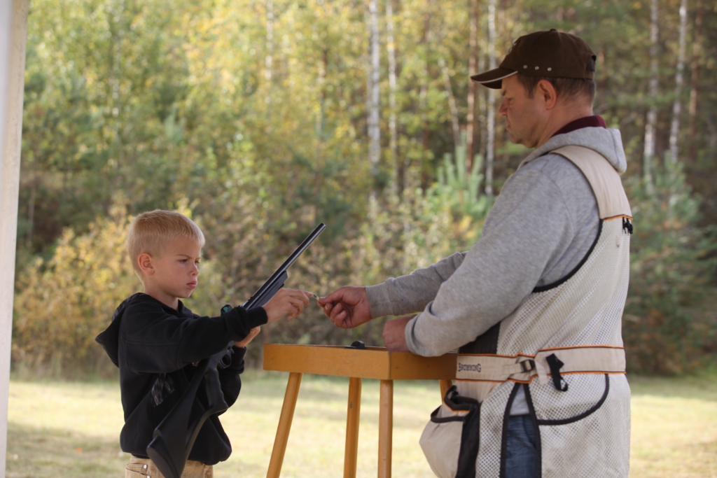 Astoņus gadus vecais Kārlis Zvirgzdiņš bija visjaunākais dalībnieks šaušanas sacensībās un šaušanā pa skrejošu meža cūku uzrādīja otro labāko rezultātu. 	
Autors: Gatis Bogdanovs