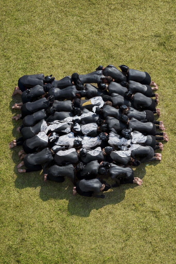 Novada simboliskais gulbis uz 39 brīvprātīgo kailajām mugurām tika uzgleznots 5.jūlijā Litenē. Tā bija unikāla akcija, kuras idejas autors – gulbenietis Roberts Eleksis. 
Autors: Roberts Eleksis