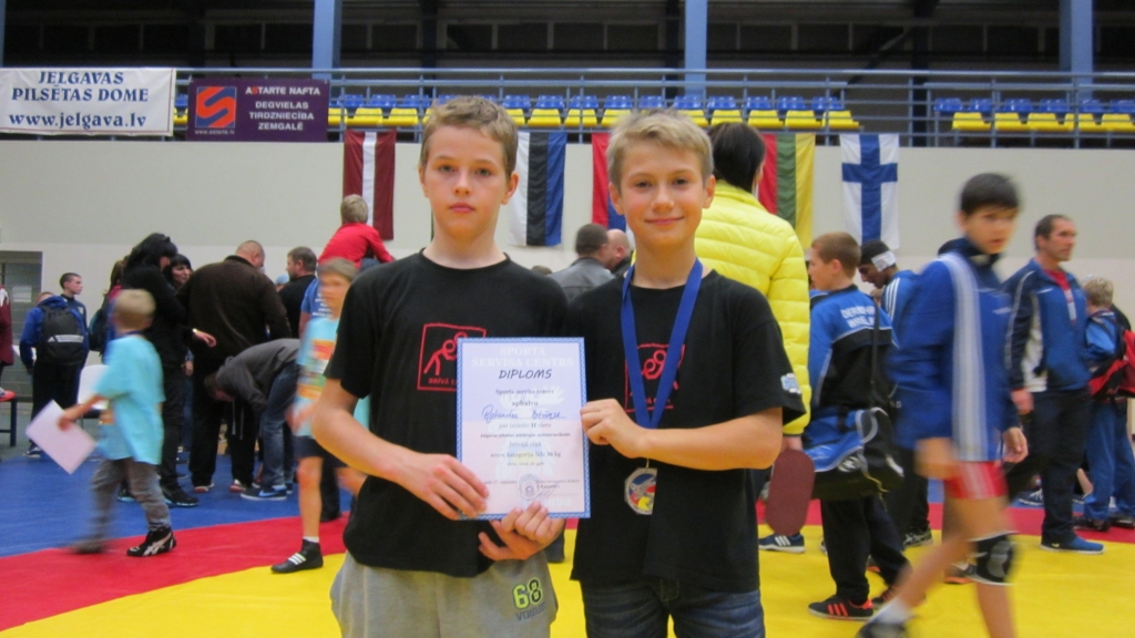 Rolands Blūms (no labās) sacensībās Jelgavā savā svara kategorijā izcīnīja 2.vietu.
Autors: no personiskā arhīva