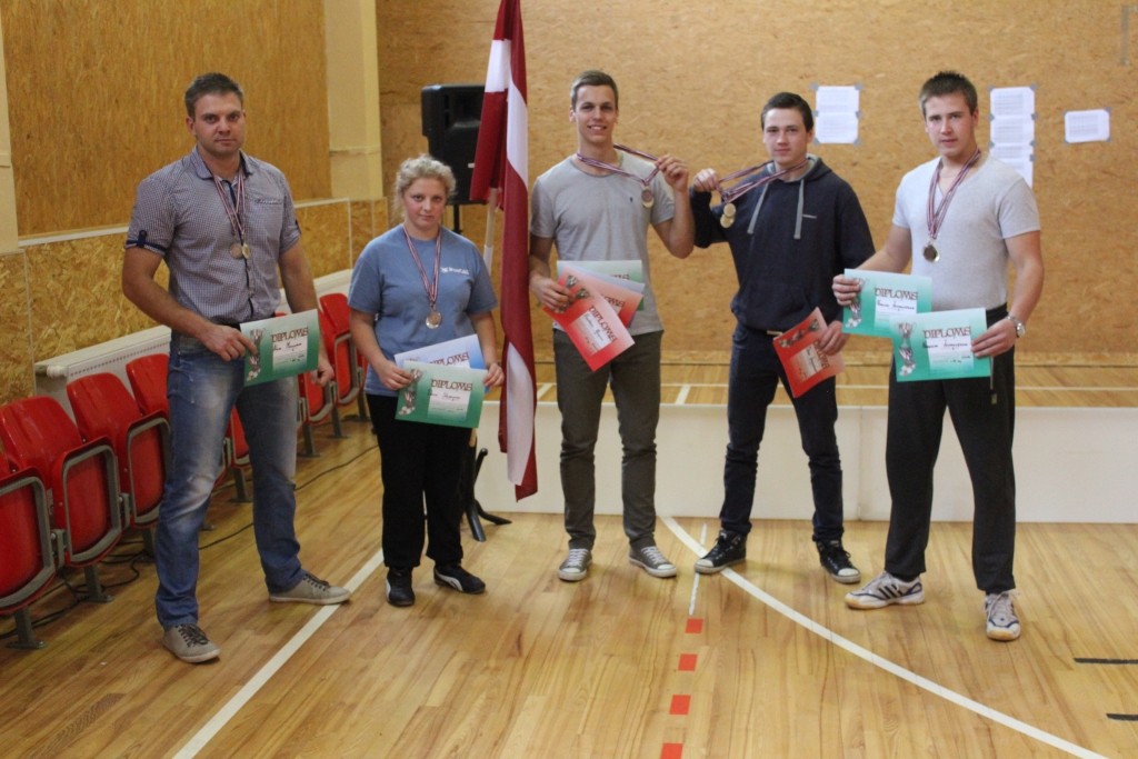 Jaungulbenes atlēti Alvis Makejevs (no kreisās), Dace Stepanova, Rinalds Puriņš. Dāvis Jermacāns un Nauris Jermacāns ir gatavi sacensībās uzrādīt visaugstākos rezultātus.
Autors: no personiskā arhīva