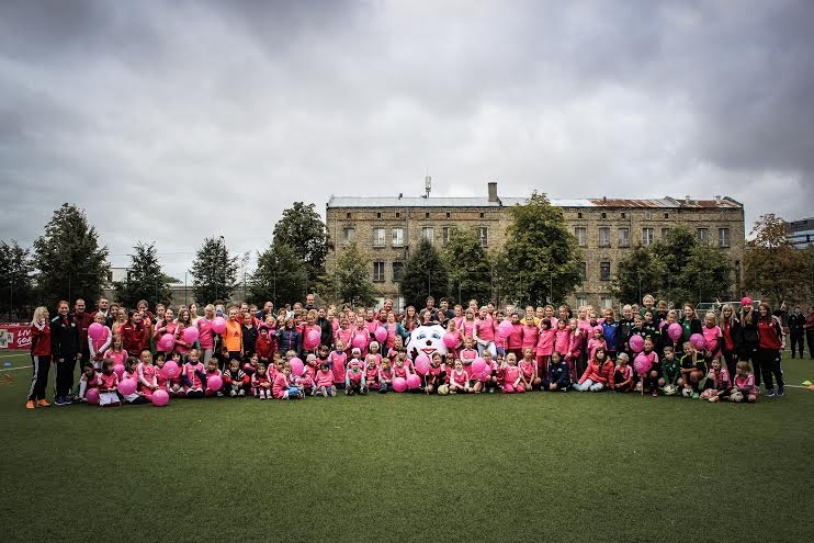 Viens no centrālajiem “Futbola Diena 2014” pasākumiem bija meiteņu futbola diena “Live Your Goals” jeb “Sapņi piepildās” 6-12 gadus vecām meitenēm, kas norisinājās 28.septembrī, Rīgas 49.vidusskolas stadionā.
Autors: no 