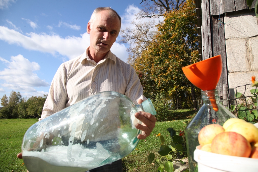 Gulbenes novadā ir ne mazums mājas vīnu ražotāju, kas šo dzērienu gatavo gan pircējiem, gan pašu patēriņam, izmantojot dažādas ogas un augļus. Starp viņiem ir arī Tirzas pagasta „Mālkalnu” saimnieks Andris Kozuls, kurš jau daudzus gadus pašpatēriņam gatavo mājas vīnu. 	
Autors: Gatis Bogdanovs