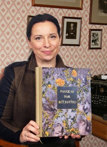 Māksliniece Gita Treice ar jaunizdoto grāmatu.
Autors: no Jāņa Rozes apgāda arhīva