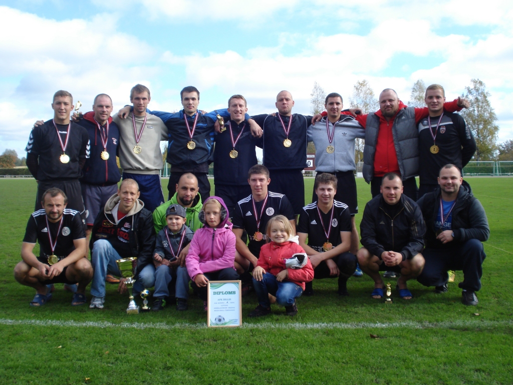 AFK “Zellis” futbolisti - ZA reģiona 2014.gada minifutbola čempioni: Jānis Keišs, Sergejs Kauliņš, R.Šolins, Valērijs Sircovs, Armands Seņka, Valentīns Surovs, Radions Slusarenko, Ingars Andževs, Oļegs Kodaļevs, Einārs Zaķis, Renārs Šķenders, Ilgvars Jezuns, Atis Klesmanis, Mārcis Graudiņš, Dzintars Peksts, Dmitrijs Smagars, Edijs Aleksāns, Jānis Surovs, Sandis Putniņš, Jānis Timenieks, Artūrs Deksnis, Mareks Kozlovskis, Arvis Aizsilnieks.
Autors: no personiskā arhīva