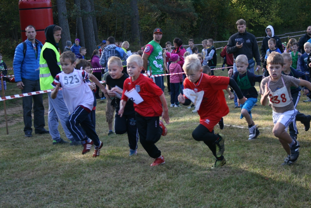 skolēni spēkiem mērojās dažādās krosa distancēs. 
Autors: Jana Igaviņa