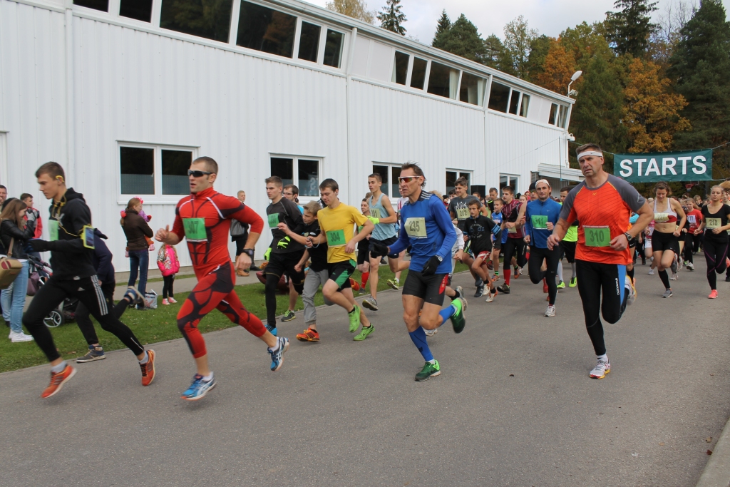 9 kilometru distancē par absolūto uzvarētāju kļuva Jānis Paipals (otrais no kreisās). 
Autors: Ziedonis Lazdiņš