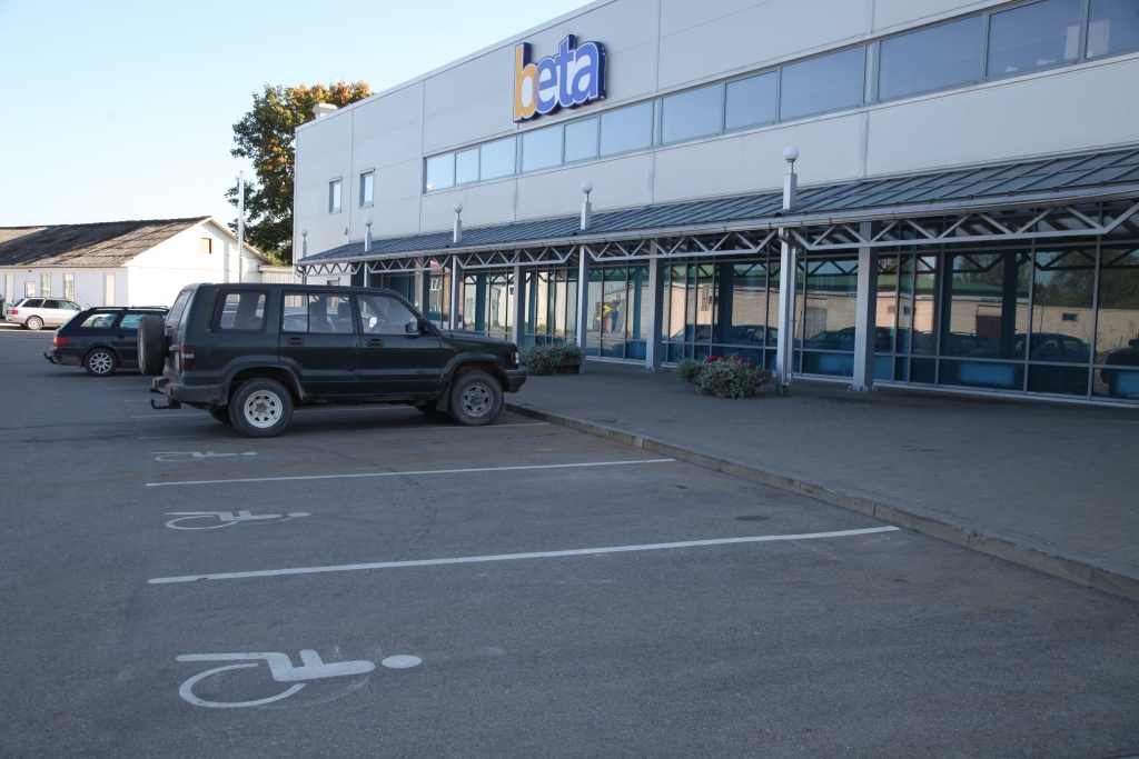 Par stāvēšanu invalīdu stāvvietās ar transportlīdzekli, kuram nav invalīdu stāvvietu izmantošanas kartes, likums paredz naudas sodu 55 eiro apmērā.	
Autors: Gatis Bogdanovs