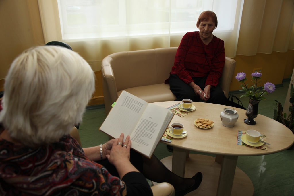 Gulbeniete pensionētā skolotāja Marta Gailuma jau trešo gadu redzes dēļ pati vairs nevar lasīt grāmatas, tāpēc labprāt trešdienās un ceturtdienās nāk uz Gulbenes novada bibliotēku, kur grāmatas viņai priekšā lasa bibliotēkas darbiniece Iveta Krūmiņa. M.Gailuma aicina viņai pievienoties arī citus. 
Autors: Gatis Bogdanovs