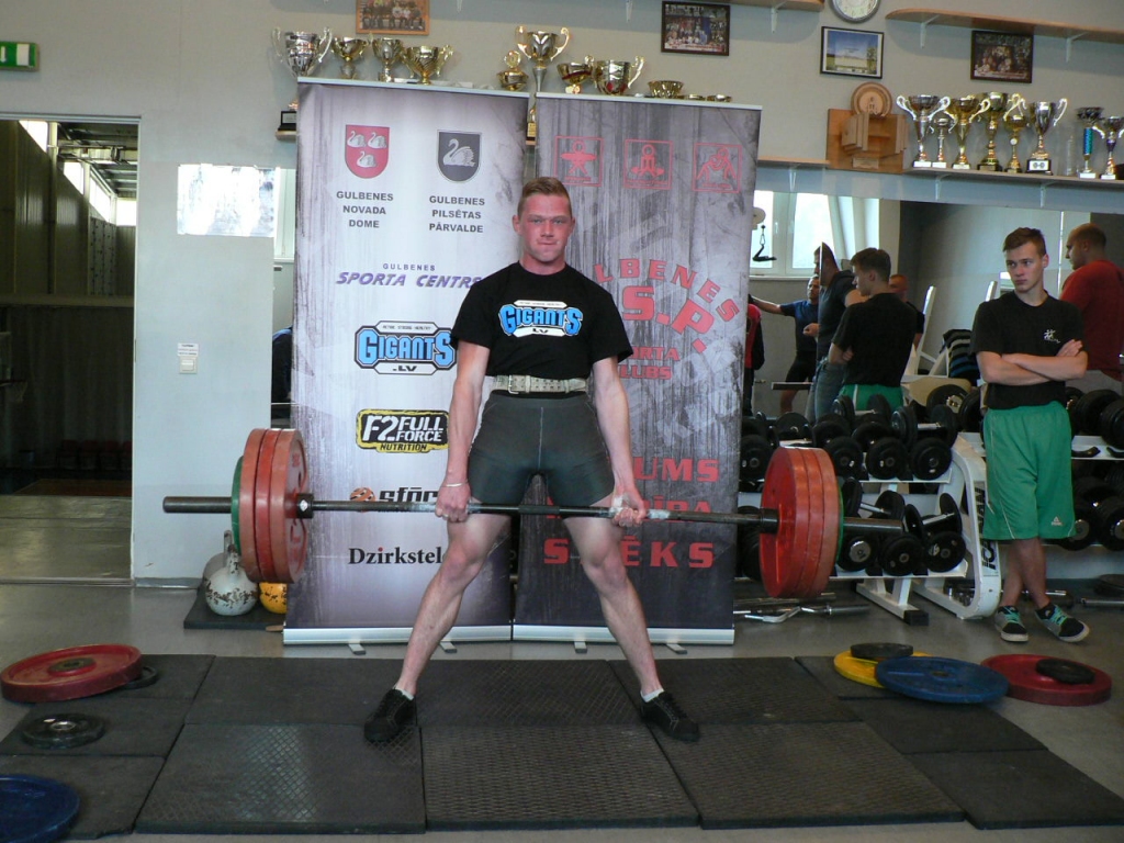 Aliks Jurcovs izcīnīja 1.vietu svara kategorijā līdz 74 kilogramiem. 	
Autors: no personiskā arhīva