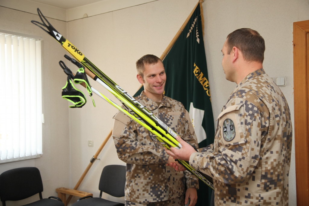 Zemessardzes 25. kājnieku bataljona komandieris Normunds Baranovs (no labās), dāvinot slēpošanas inventāru, Jānim Paipalam vēlēja gūt labus rezultātus un sasniegt iecerētos mērķus.
Autors: Gatis Bogdanovs