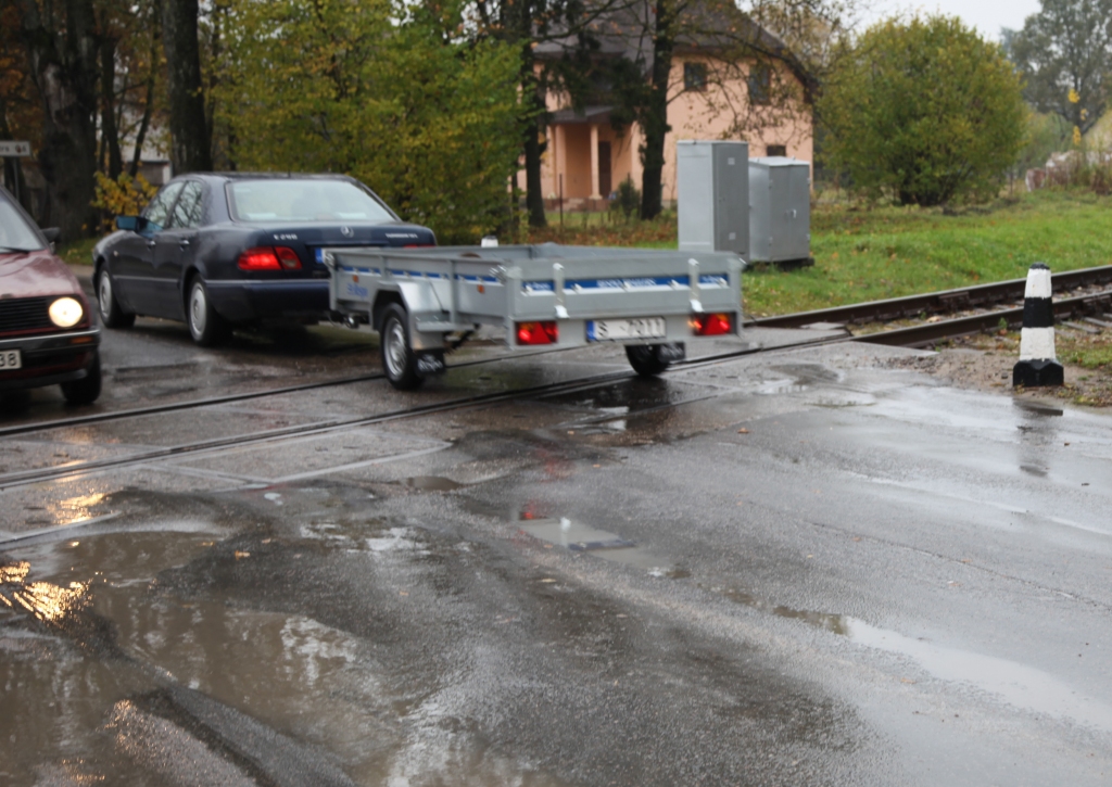 Sakārtot plānots arī posmus pirms dzelzceļa pārbrauktuves Brīvības ielā (tuvāk Bērzu un Brīvības ielas krustojumam), kur šobrīd ir izveidojušās pamatīgas rises. 
Autors: Evita Brokāne