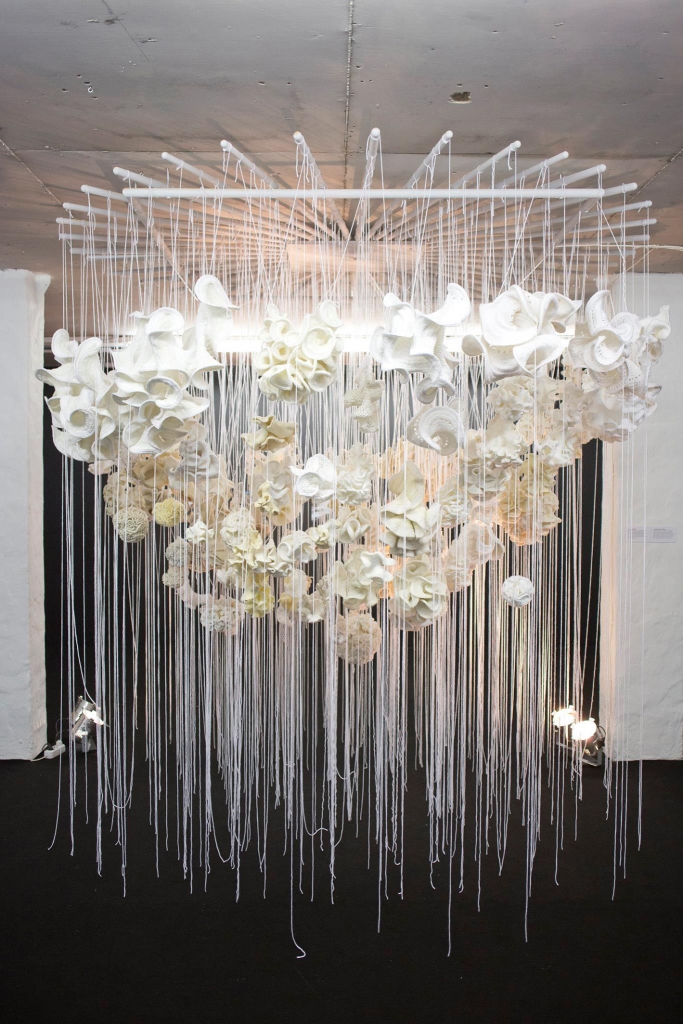 Izstādes darbam „Balto domu mākonis” palīdzējušas tapt arī Lizuma amatnieku kopas „Laipa” čaklās rokdarbnieces.             
Autors: Publicitātes foto