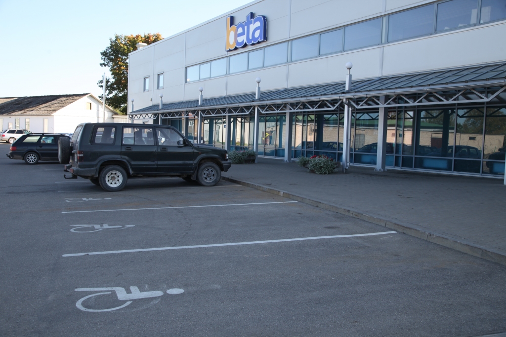 Par stāvēšanu invalīdu stāvvietās ar transportlīdzekli, kuram nav invalīdu stāvvietu izmantošanas kartes, likums paredz naudas sodu 55 eiro apmērā.
Autors: Gatis Bogdanovs