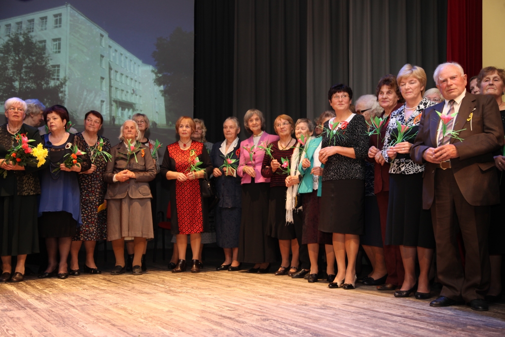 Teju gandrīz tūkstotis gan reģistrēto, gan nereģistrēto absolventu sestdien, 11.oktobrī, kopā pulcējās Gulbenes vidusskolas salidojumā, apliecinot mīlestību skolai, kura viņiem devusi zināšanas, aizejot tālākajā dzīvē. Kopā ar savējiem bija arī bijušie un tagadējie šīs skolas skolotāji. Koncertuzvedumā Gulbenes kultūras centrā skolotāji tika aicināti nākt uz skatuves bijušo skolēnu priekšā. Viņi izpelnījās dāsnus aplausus. Atkalredzēšanās prieks bija gan publisks, gan personisks. 
Autors: Gatis Bogdanovs