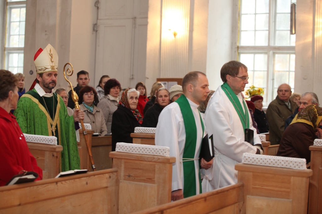 Uz dievkalpojumu, kuru vadīja arhibīskaps Jānis Vanags, Gulbenes evaņģēliski luteriskajā baznīcā bija ieradušies aptuveni 140 cilvēki.
Autors: Gatis Bogdanovs