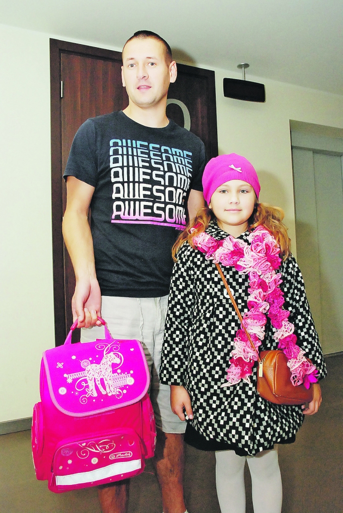 2. klases skolnieces Elizabetes tētis Reinis Grīnbergs atzīst, ka skolas somas ir ļoti smagas un bērnam uz muguras diendienā jānēsā milzīgs svars. Lai nasta nebojātu meitas stāju, vecāki seko līdzi gan somas svaram, gan palīdz bērnam somu nest.
Autors: DAINIS ĢELZIS