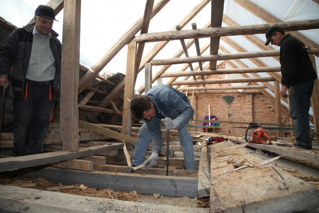 Tirzas kapliča jau drīzumā varēs lepoties ar jauniem jumta dakstiņiem un izturīgām jumta koka konstrukcijām
Autors: Gatis Bogdanovs