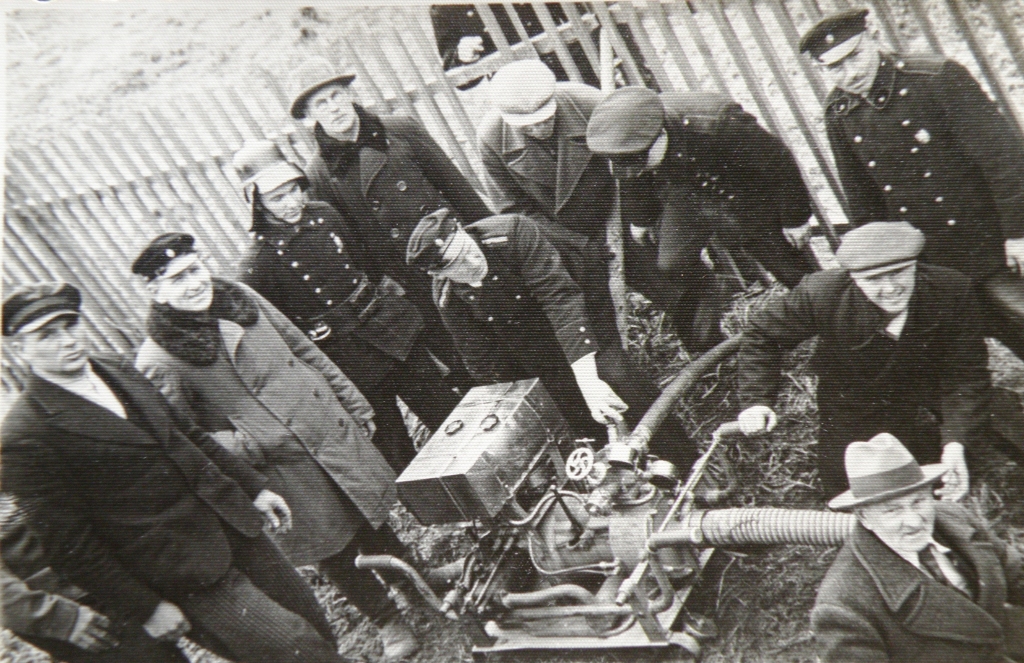 Gulbenes BUB ugunsdzēsēju komandas virsnieks Jānis Briedītis vada mācības darbā ar motoršļirci. Foto tapis 20. gadsimta trīsdesmitajos gados. 
Autors: no GVMM krājuma