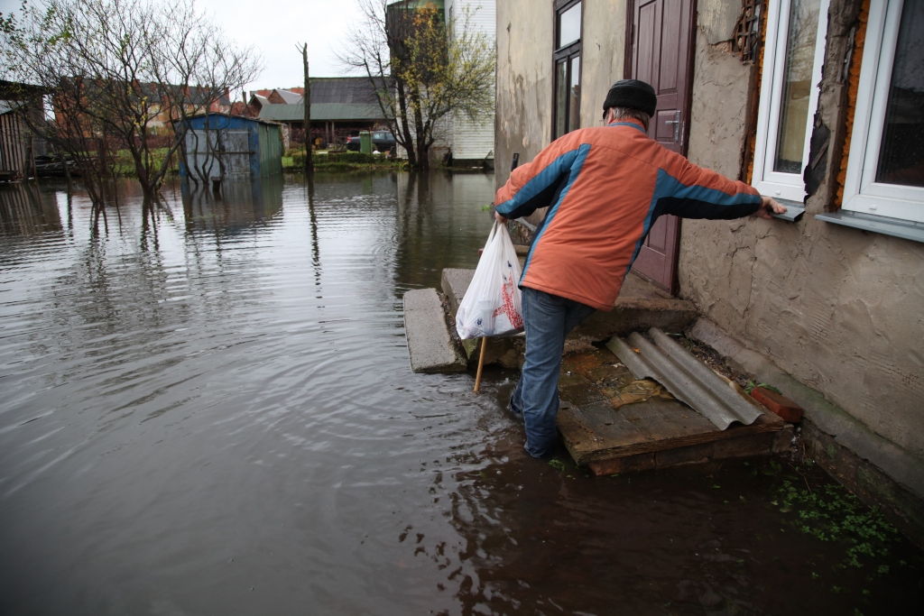 Līkajā ielā pie atsevišķām mājām ūdens bija tik daudz, ka tas plūda gandrīz iekšā mājās. Mazliet mazinoties lietum, pēcpusdienā ūdens līmenis bija nedaudz krities. 
Autors: Gatis Bogdanovs 