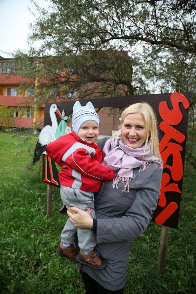 Stāķēnieti Paulu Leiti-Berģi raksturo darbīgums un enerģiskums. Viņa ir jauna, sabiedriski aktīva sieviete, kurai rūp tas, kas notiek viņas dzīvesvietā. Viņa cenšas ne vien pati aktīvi iesaistīties dažādās aktivitātēs, bet mudina to darīt arī citus. “Lai ir interesanti dzīvot! Lai nav tā, ka atnākam mājās, aizcērtam durvis un nezinām, kas mums apkārt notiek. Es gribu, lai ir sakopta vide, lai notiek dažādas aktivitātes, lai cilvēkos vairāk rodas patriotisma jūtas, lai viņi jūtas labi tur, kur dzīvo, lai arī mūsu bērniem ir labi un arī viņos rodas interese par to, kas notiek tuvākajā apkārtnē,” saka Paula. Kas ir tas, kas viņai dod enerģiju darboties? Viņa atzīst, ka gūst gandarījumu no tā, ko dara. “Labprāt iesaistos pašdarbībā, dziedu Stradu pagasta sieviešu vokālajā ansamblī “Pieskāriens”, esmu sabiedriski aktīva pagasta dzīvē. It visur, kur esmu dzīvojusi, vienmēr esmu centusies satuvināt cilvēkus, lai neejam cits citam garām kā svešinieki, bet kopīgi darbojamies,” saka Paula. 
Autors: Gatis Bogdanovs