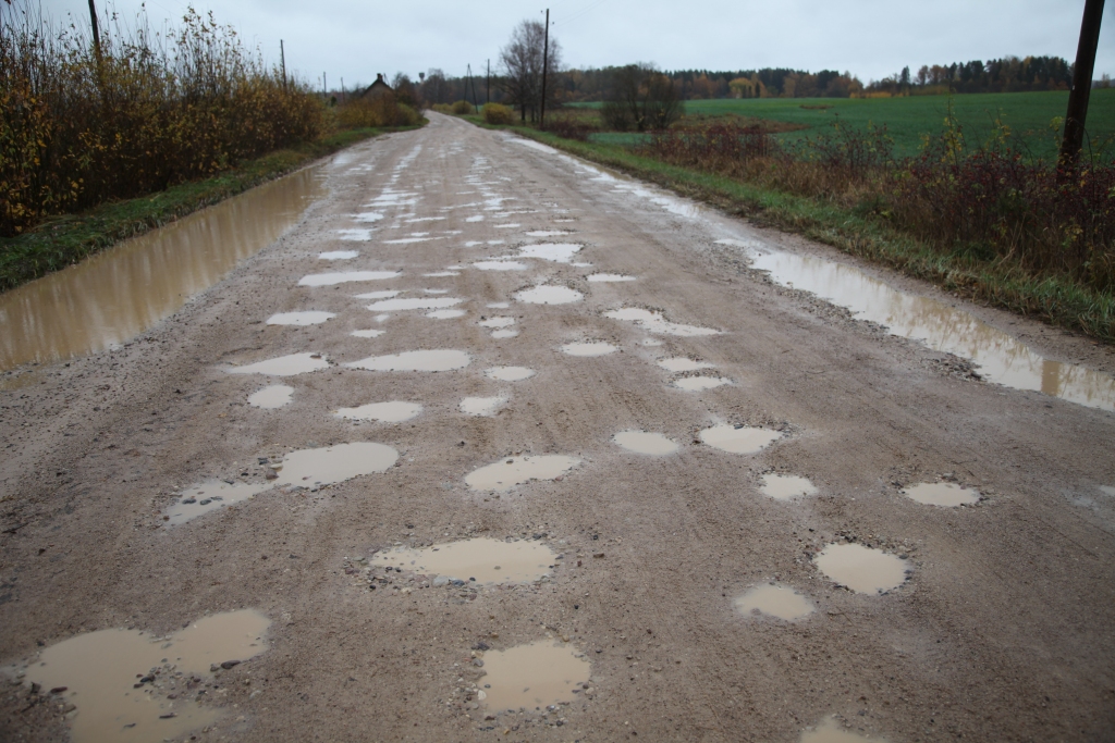 Ceļš Līgo-Jaungulbene, bet laikam par ceļu to īsti vairs nosaukt nevar. Bedre pie bedres.
Autors: Gatis Bogdanovs