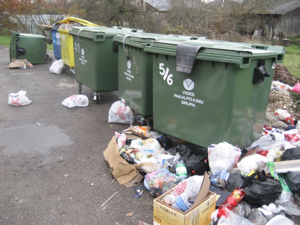 Tā vakar izskatījās Gulbenē, Skolas ielas masīvā. Atkritumu operatora maiņa sakritusi ar iedzīvotāju vēlmi maksāt tikai par saviem atkritumiem. Četras mājas aizslēdza savus nešķiroto atkritumu konteinerus. Dažiem tas nepatīk. Veidojas cūkukūts. 	
Autors: Diāna Odumiņa