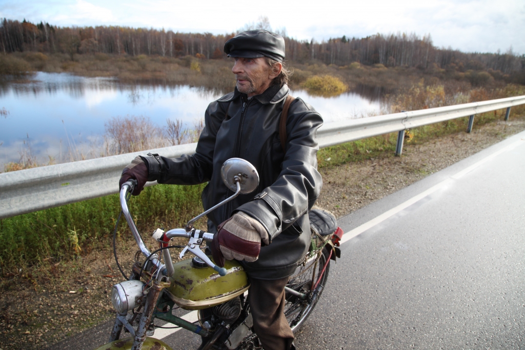 Jānis Akmentiņš, kurš dzīvo Stradu pagasta “Lazdupju” mājās, stāstīja, ka arī pirms pāris gadiem rudenī Pededze bija izgājusi no krastiem. 		
Autors: Gatis Bogdanovs