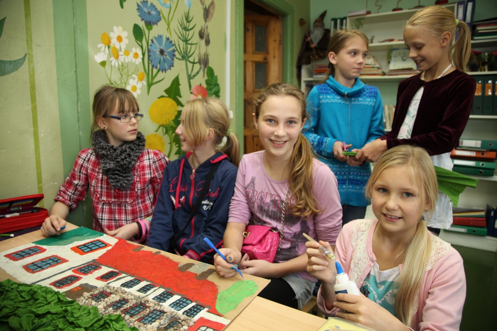 Gatavojoties Stāķu pamatskolas divdesmit gadu jubilejai, visi skolēni ir ieinteresēti, lai tā izdotos jauka un interesanta. Skolai tiek veltīti paši skaistākie vārdi, top visskaistākie zīmējumi.  
Autors: Gatis Bogdanovs