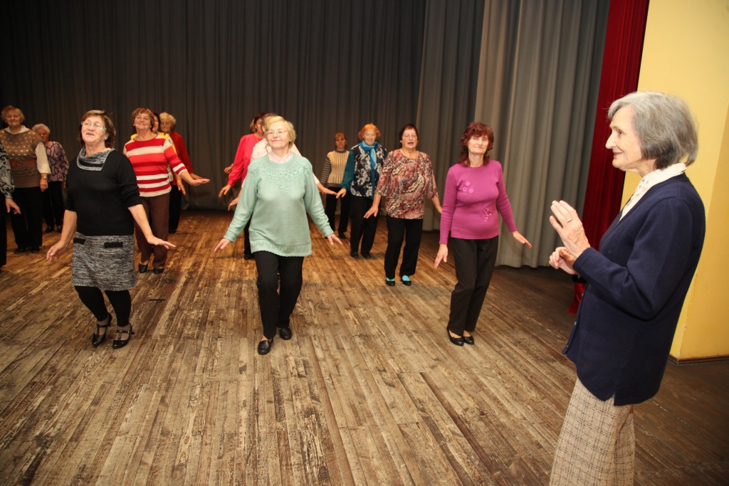 Līdz atbildīgajam jubilejas koncertam senioru līnijdeju grupas “Leno” dalībniecēm atlikusi tikai viena diena, tāpēc vadītājas Leonoras Meņķes mēģinājumā izteiktie aizrādījumi tiek ievēroti īpaši vērīgi. 
Autors: Gatis Bogdanovs