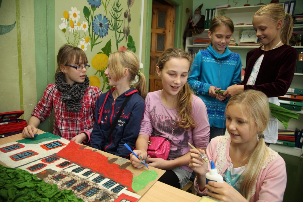  Gatavojoties Stāķu pamatskolas divdesmit gadu jubilejai, visi skolēni ir ieinteresēti, lai tā izdotos jauka un interesanta. Skolai tiek veltīti paši skaistākie vārdi, top visskaistākie zīmējumi.
Autors: Gatis Bogdanovs