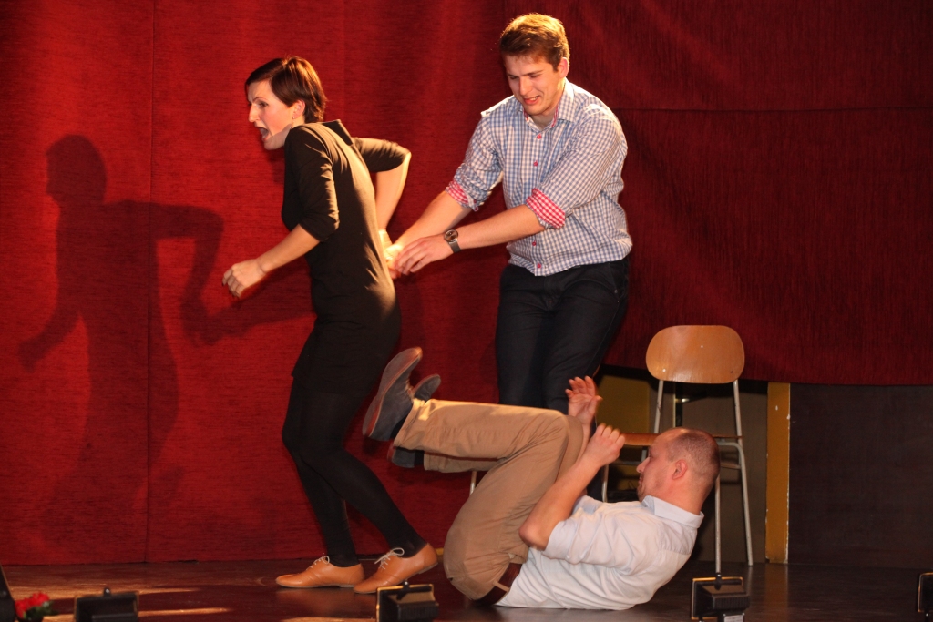 Attēlot epizodi no visiem zināmās pasakas par Kukulīti aktieriem Ievai Garjānei, Robertam Eleksim (priekšplānā) un Renāram Biezajam izdevās lieliski. Par to liecināja skatītāju smiekli un skaļie aplausi.
Autors: Gatis Bogdanovs