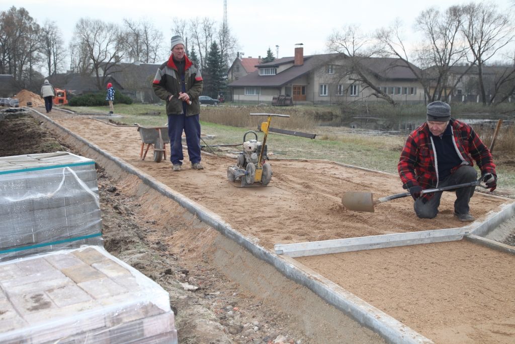 Vakar turpinājās darbs pie gājēju ietves izveides Stāķos. 
Autors: Gatis Bogdanovs