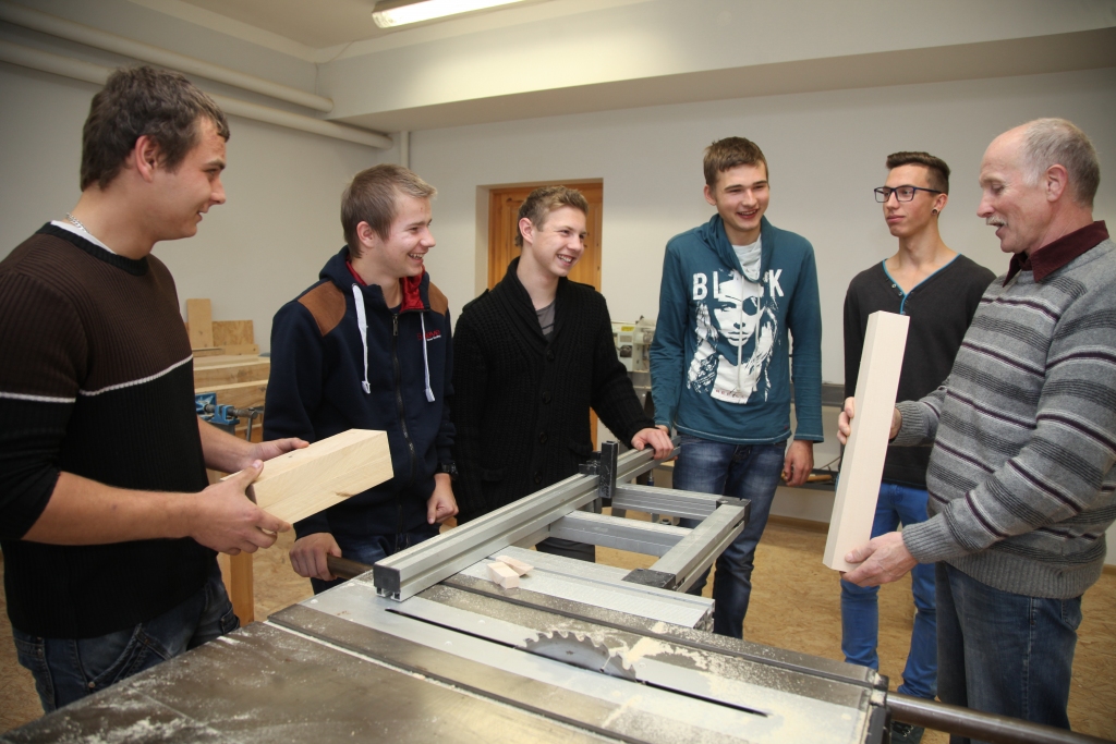 Šajā mācību gadā Rankas profesionālajā vidusskolā mācības uzsākuši 13 audzēkņi no Gulbenes novada. “Dzirkstelei” jaunieši atzīst, ka izvēlējušies šo skolu, jo tā atrodas gan tuvāk mājām, gan arī patīk galdniecības profesija. Savu izvēli puiši nenožēlojot. Šo skolu rosinājuši izvēlēties vai nu vecāki, vai arī paziņas, kas te mācījušies. Jaunieši atzīst, ka skolotāji šajā skolā ir pretimnākoši un atsaucīgi. Tāds ir arī skolotājs praktiskajā apmācībā Mārtiņš Rozentāls (no labās).
Autors: Gatis Bogdanovs