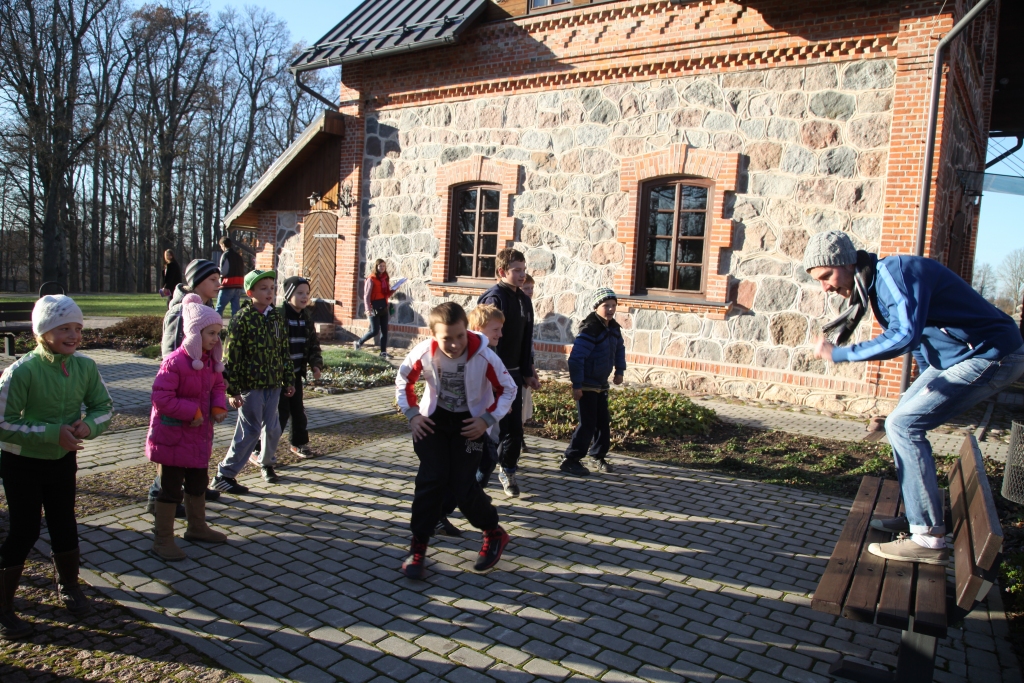 Pirms orientēšanās sacensībām notiek iesildīšanās. To vada brīvprātīgais Kventins (no labās).
Autors: Gatis Bogdanovs