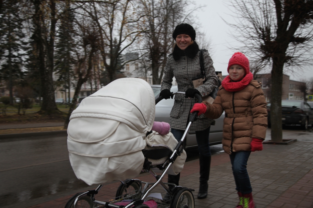 Gulbeniete Zanda gan ir optimiste un atzīst, ka viņai nav problēmu kaut kur tikt ar bērnu ratiņiem. Viss esot kārtībā.  
Autors: Gatis Bogdanovs