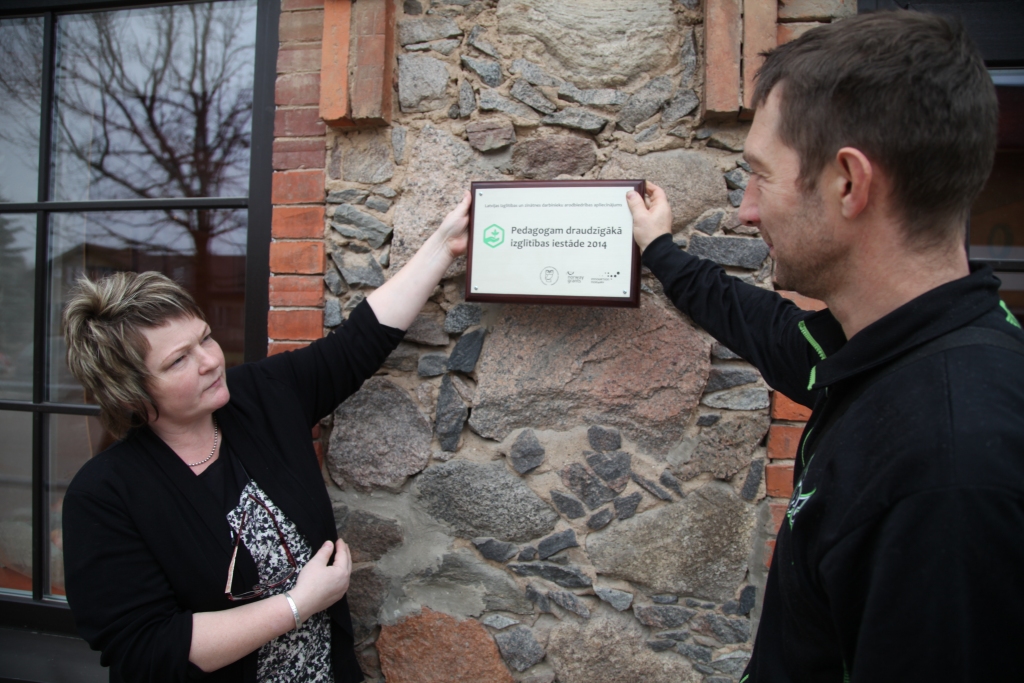 Stāķu pamatskolas direktore Diāna Šķēla un skolas saimnieks Alvis Putnis vēl domā, kur labāk novietot apliecinājuma plāksni tam, ka skola ir atzīta par pedagogam draudzīgāko izglītības iestādi. Visticamāk, tā tiks novietota centrālajā skolas gaitenī pie goda sienas. 
Autors: Gatis Bogdanovs