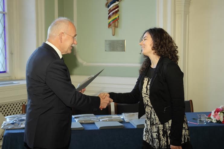 Vienu no LU mecenāta Kristapa Morberga 15 stipendijām 2 200 eiro apmērā izdevies iegūt LU Pedagoģijas, psiholoģijas un mākslas fakultātes studentei, Gulbenes novada Valsts ģimnāzijas absolventei Ilzei Mednei.
Autors: no LU arhīva