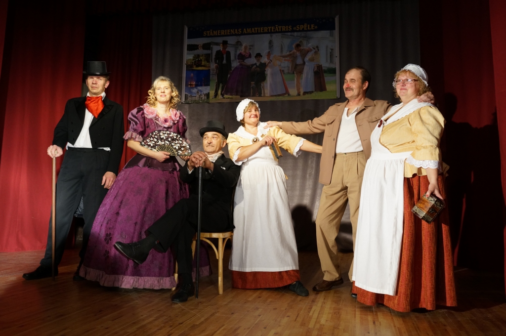 Teātra aktieri jubilejas pasākumam bija sagatavojuši nelielus fragmentus no visām izrādēm, kas savulaik iestudētas, ar autentiskiem tērpiem, dziesmām un mūziku no konkrētās izrādes.    
Autors: Ralfs Rubenis