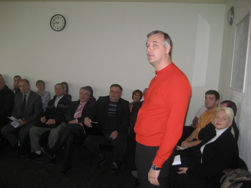 Augulienas ezers pieder pašvaldībai, domes sēdē deputātiem atgādināja Jānis Sprinovskis. Viņa pārstāvētais uzņēmums netaisoties to apstrīdēt. Vienīgais nolūks ir sakopt Augulienas ezermalu, piesaistot tam Eiropas Savienības fondu naudu. 
Autors: Diāna Odumiņa