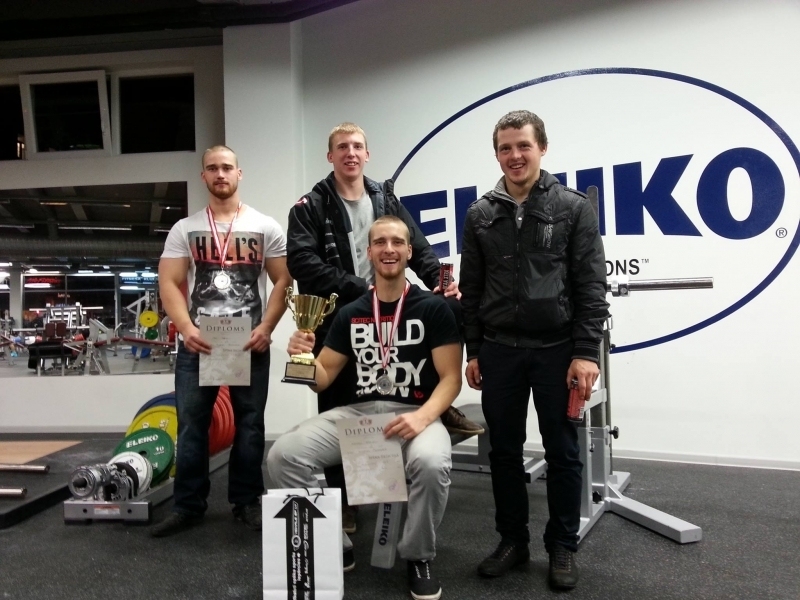 Sacensībās startēja Artūrs Kravalis, Jānis Kravalis un Uldis Ķiploks. Viņus atbalstīja arī Andrejs Šilo (no labās).
Autors: no personiskā arhīva