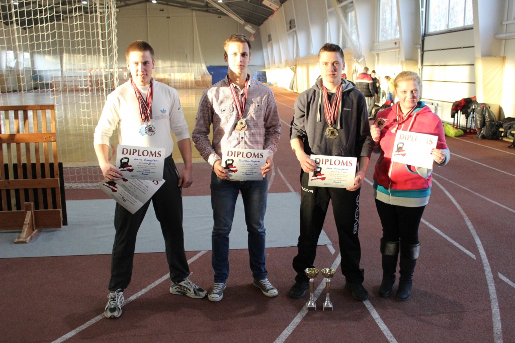 Jaungulbenes atlēti Nauris Jermacāns (no kreisās), Rinalds Puriņš, Dāvis Jermacāns un Dace Stepanova arī pēdējā Latvijas kausa izcīņas posmā izcīnīja godalgotas vietas.
Autors: no personiska arhīva