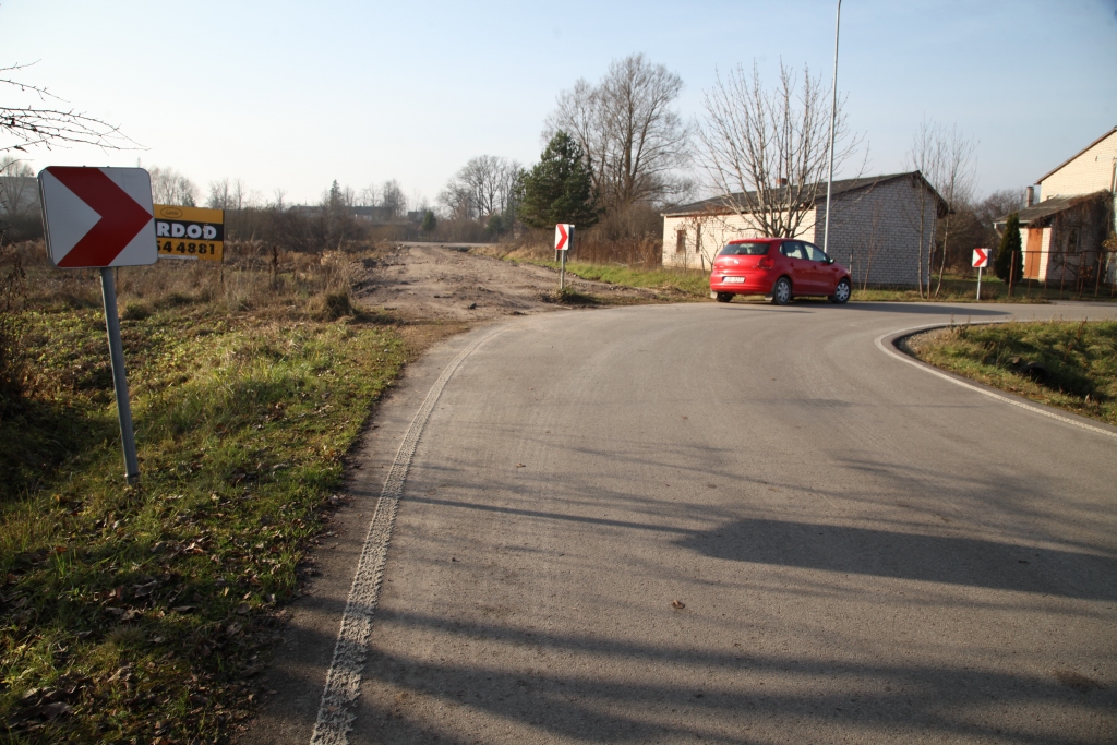 Vai jauna iela? “Nē, pagaidām top tikai piebraucamais ceļš diviem zemes īpašumiem, savienojot Latgales ielu ar 1.Maija ielu,” skaidro pilsētas pārvaldes speciālists Jānis Krastiņš. Piebrauktuve tiek veidota purvainā pļavā, ieklājot tur sadrupinātu asfaltu, kas noņemts Rīgas ielā rekonstrukcijas laikā.  
Autors: Gatis Bogdanovs