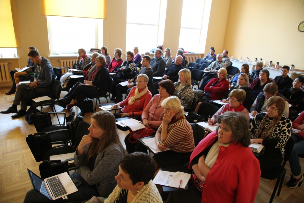 Seminārā, kas notika otrdien, piena ražotāji tika informēti par to, kas šobrīd piena ražošanas saimniecībā ir darāms un kas noteikti ne. Tāpat klātesošie tika iepazīstināti ar piemēriem, kad pašizmaksa pārsniedz piena cenu, un citiem aktuāliem jautājumiem.
Autors: Gatis Bogdanovs