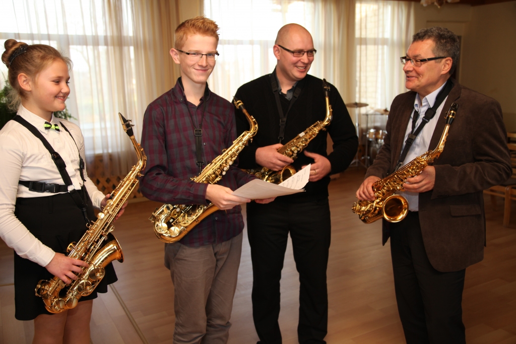 Kopā ar mūsu mūzikas skolas saksofonistu pedagogu Ingu Akmentiņu (otrais no labās) un viņa audzēkņiem Annu Elksnīti un Jāni Kokareviču strādāja profesors Artis Sīmanis.
Autors: Gatis Bogdanovs